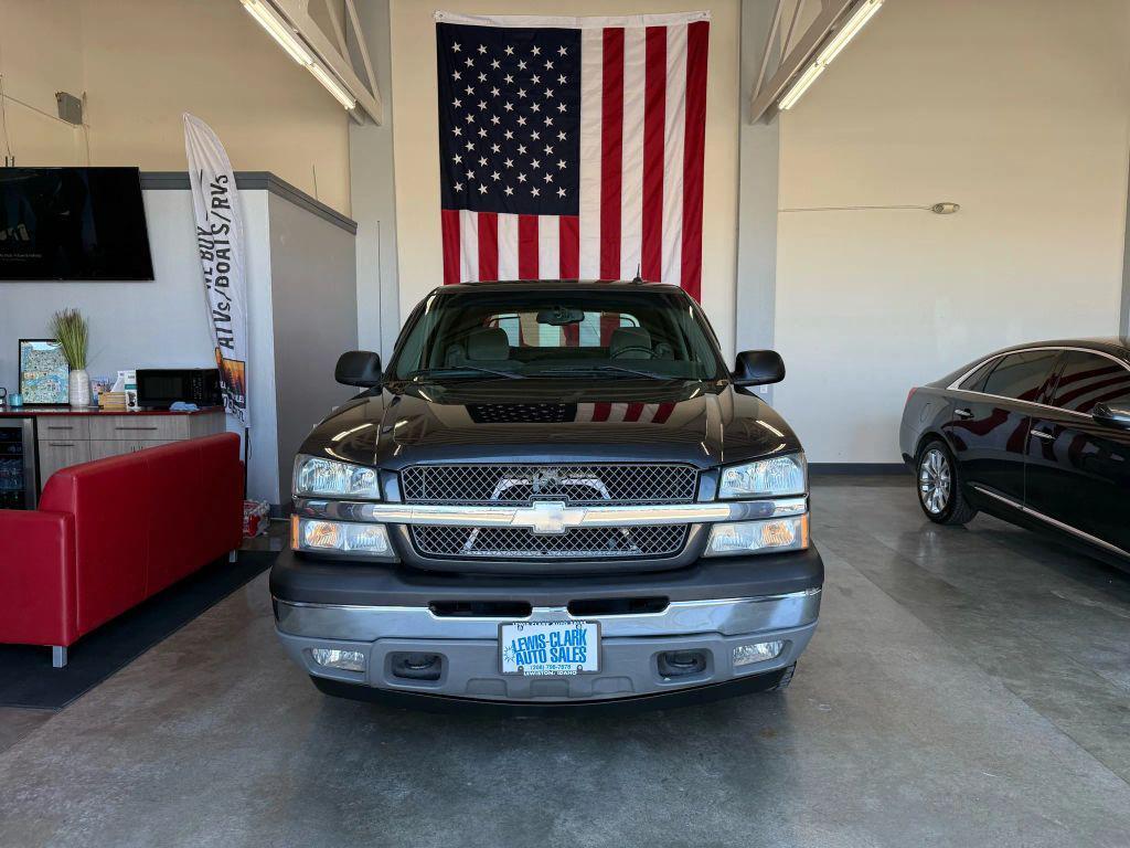 used 2005 Chevrolet Avalanche car, priced at $9,990