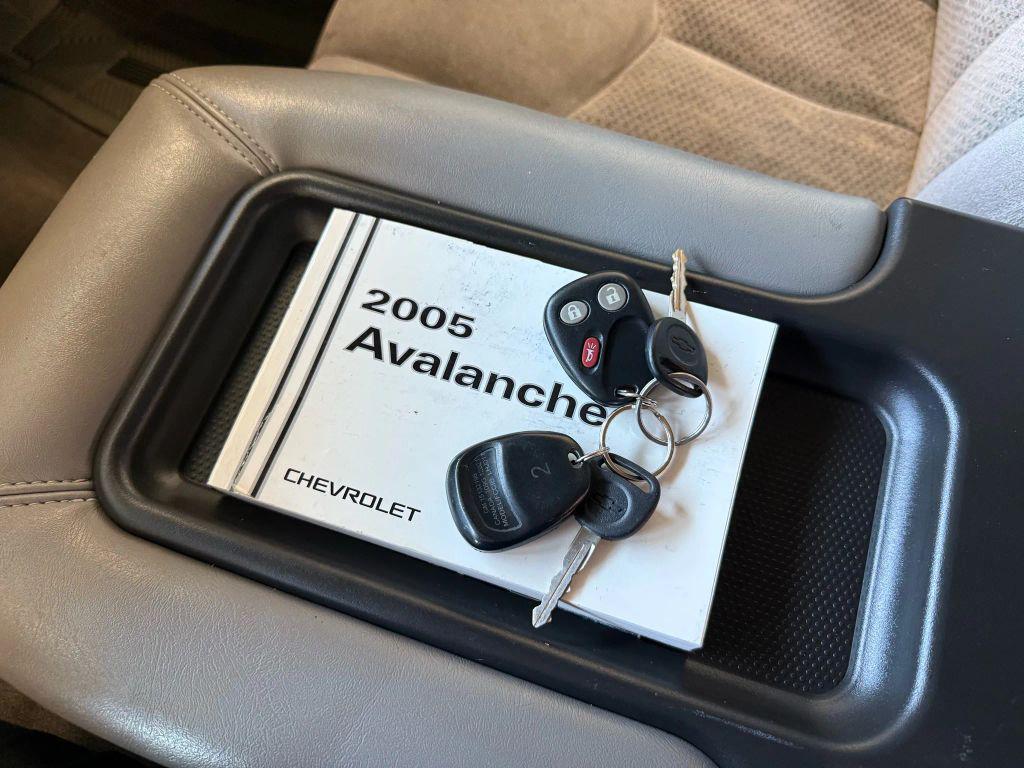 used 2005 Chevrolet Avalanche car, priced at $9,990