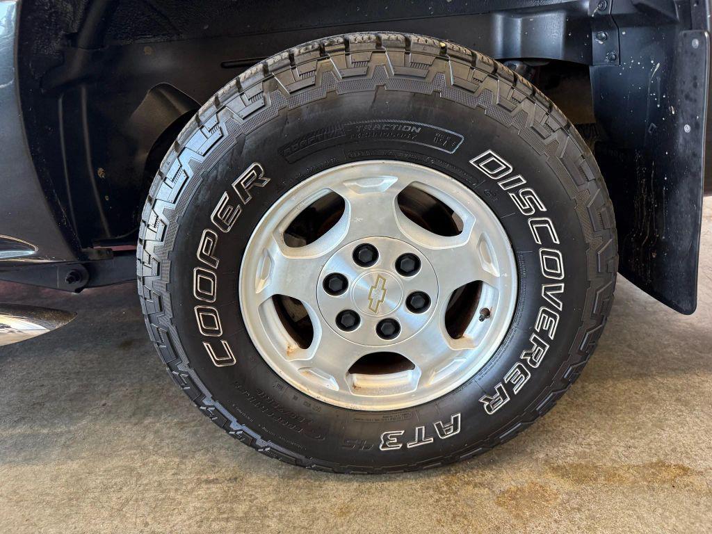 used 2005 Chevrolet Avalanche car, priced at $9,990