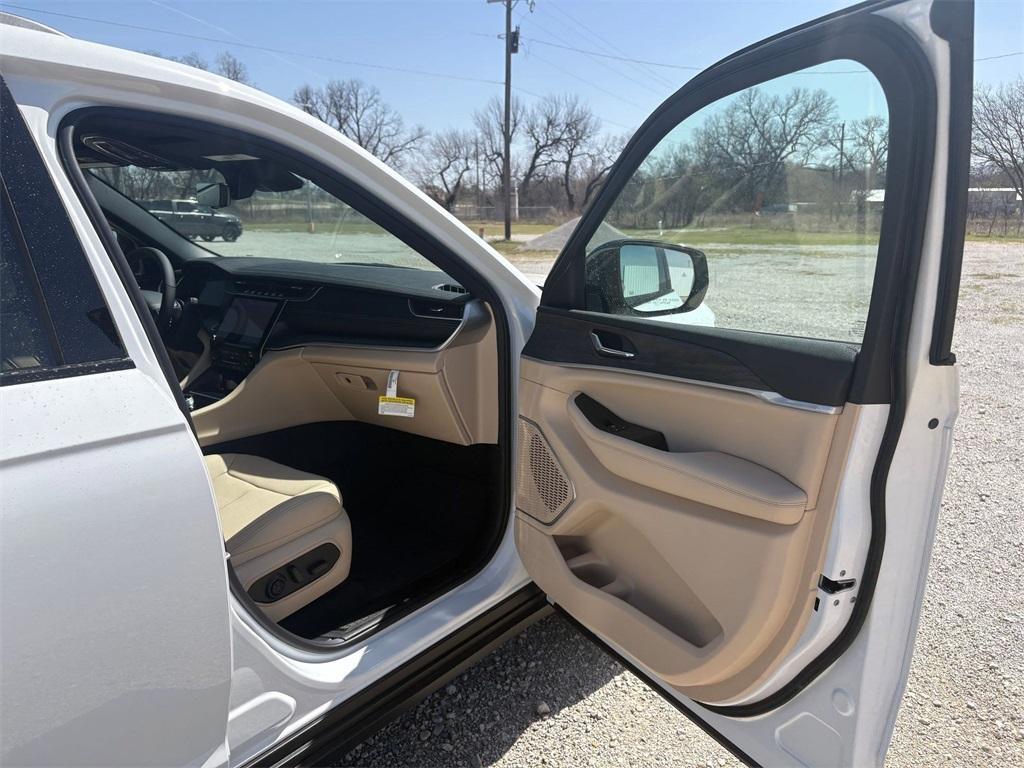 new 2025 Jeep Grand Cherokee L car, priced at $50,592