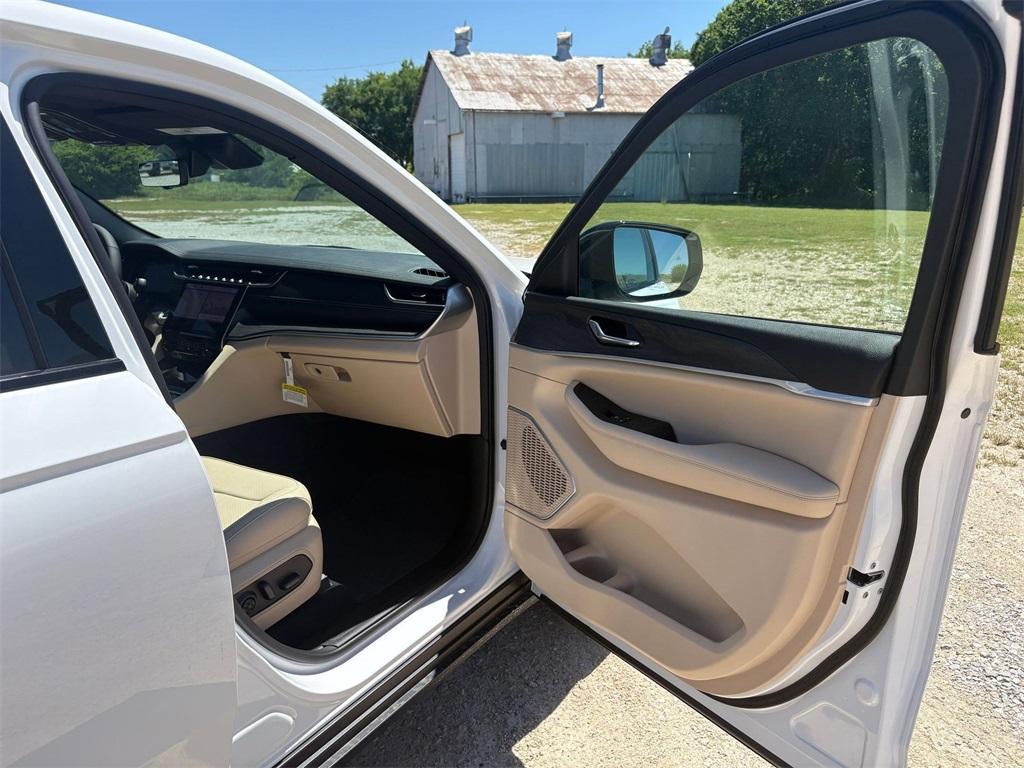 new 2025 Jeep Grand Cherokee car, priced at $50,626
