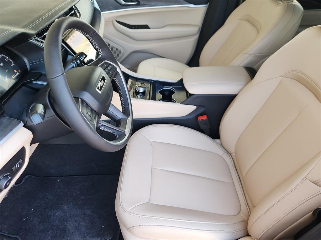 new 2025 Jeep Grand Cherokee car, priced at $45,521
