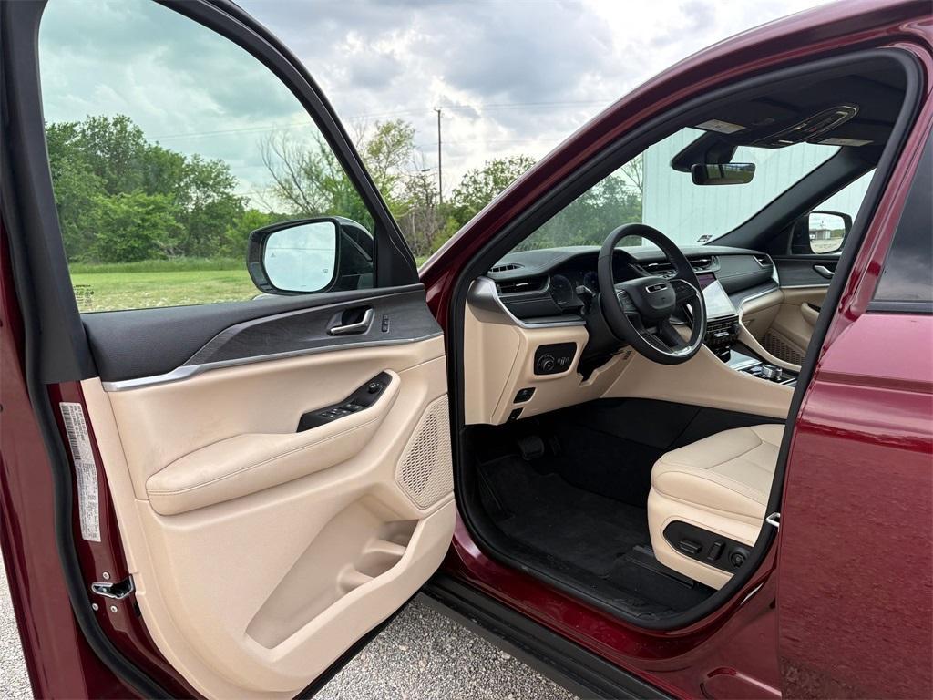 new 2025 Jeep Grand Cherokee car, priced at $45,521