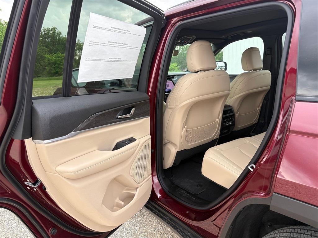 new 2025 Jeep Grand Cherokee car, priced at $45,521