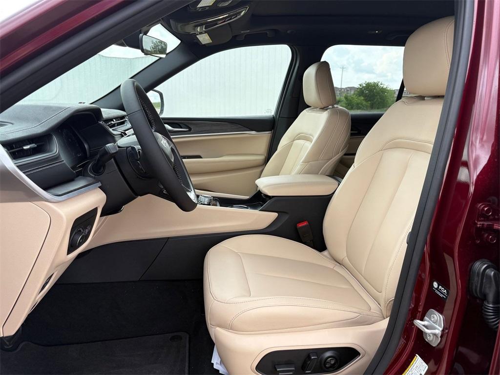 new 2025 Jeep Grand Cherokee car, priced at $45,521