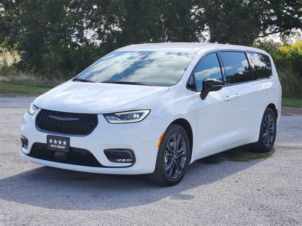 new 2026 Chrysler Pacifica car, priced at $40,918
