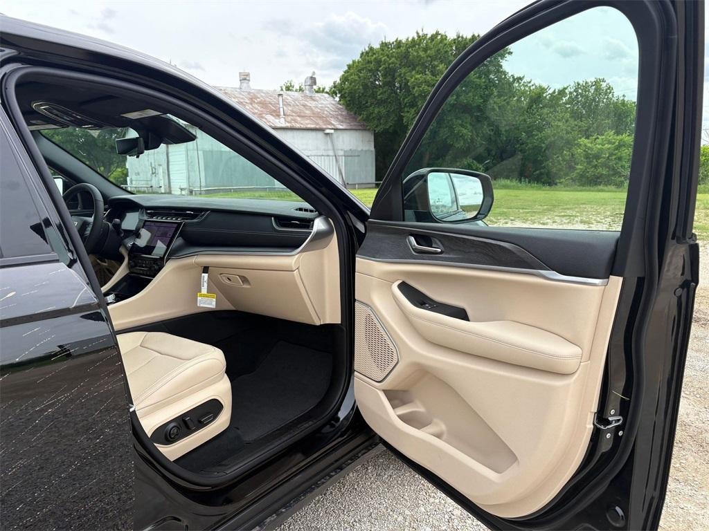 new 2025 Jeep Grand Cherokee car, priced at $51,221