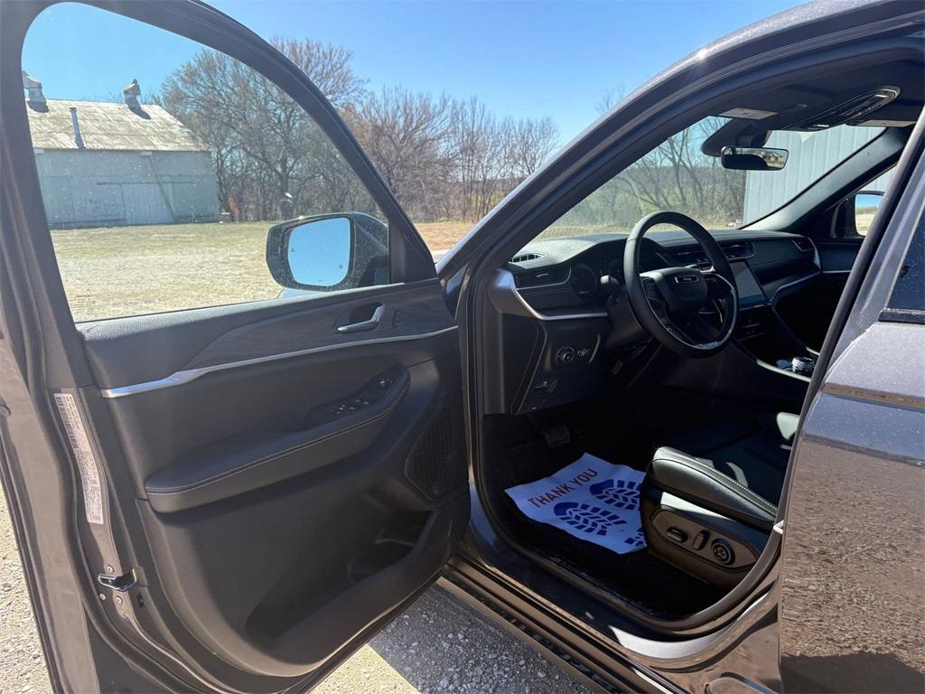 new 2025 Jeep Grand Cherokee car, priced at $46,934