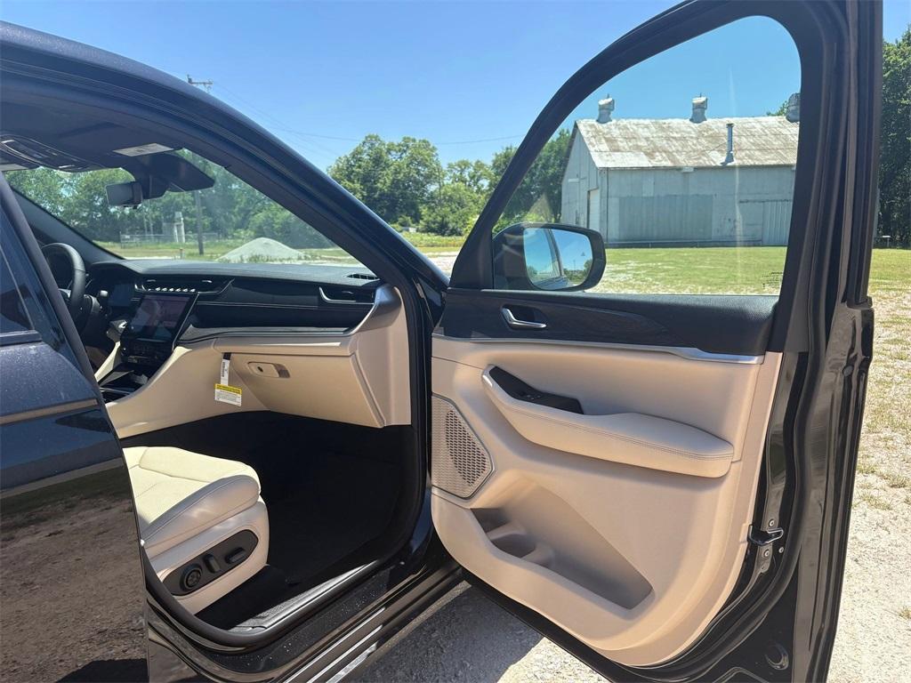 new 2025 Jeep Grand Cherokee car, priced at $49,179