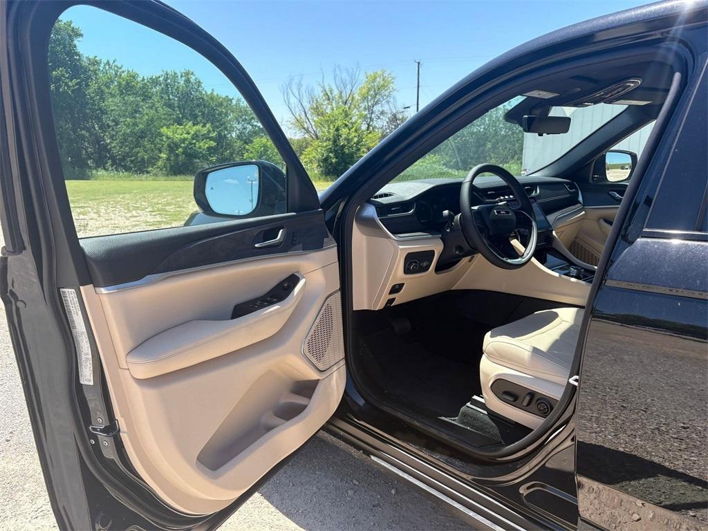 new 2025 Jeep Grand Cherokee car, priced at $49,179