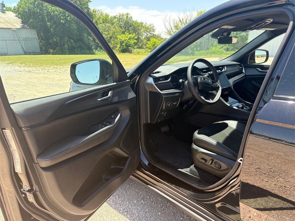 new 2025 Jeep Grand Cherokee car, priced at $41,855