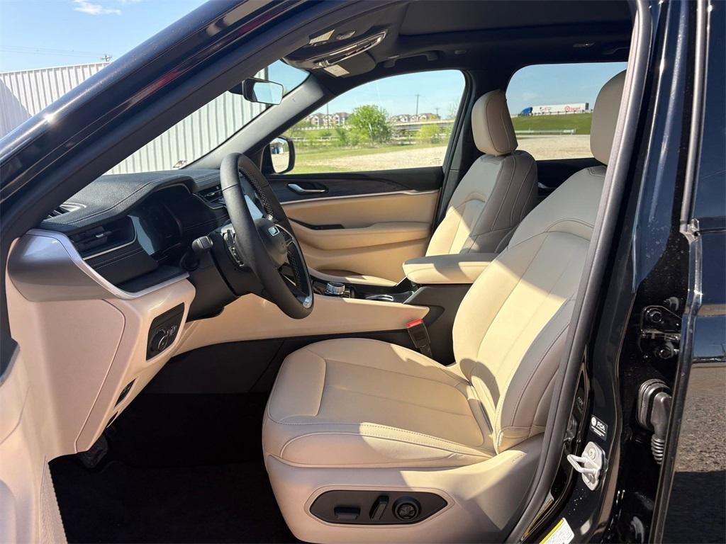 new 2025 Jeep Grand Cherokee car, priced at $45,233