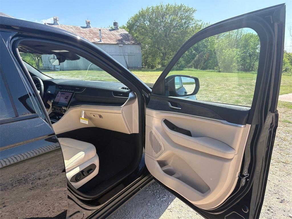new 2025 Jeep Grand Cherokee car, priced at $45,233