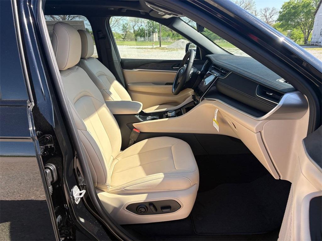 new 2025 Jeep Grand Cherokee car, priced at $45,233