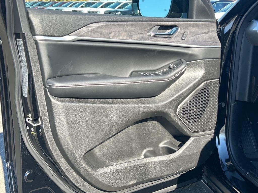 new 2025 Jeep Grand Cherokee car, priced at $43,496