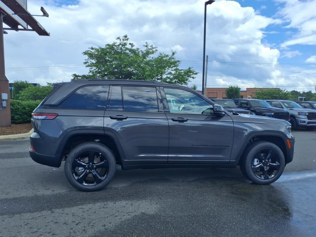 new 2025 Jeep Grand Cherokee car, priced at $47,589