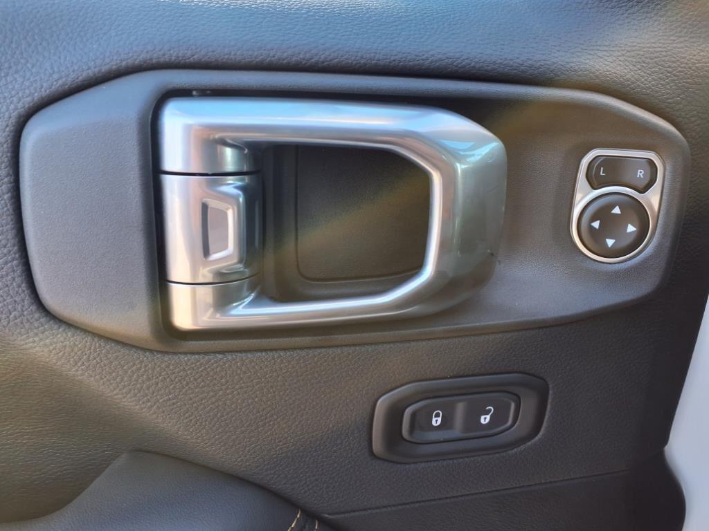 new 2025 Jeep Wrangler car, priced at $48,379