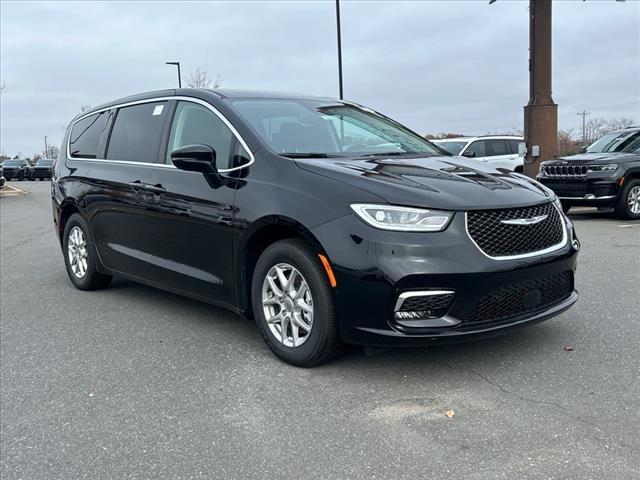 new 2024 Chrysler Pacifica car, priced at $41,904