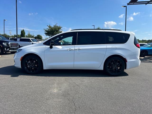 new 2024 Chrysler Pacifica car, priced at $36,195