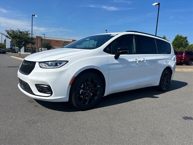 new 2024 Chrysler Pacifica car, priced at $36,195