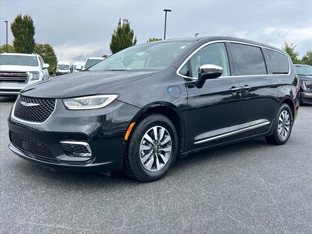 used 2022 Chrysler Pacifica Hybrid car, priced at $26,105