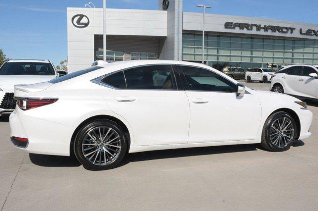 new 2025 Lexus ES 300h car, priced at $51,543