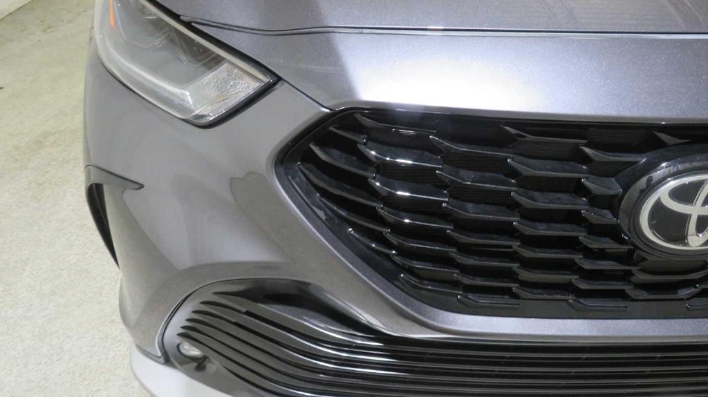 used 2022 Toyota Highlander car, priced at $43,016