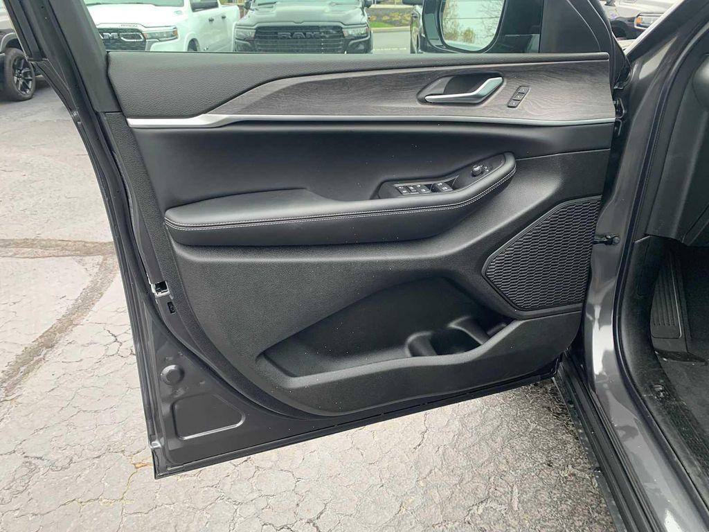 new 2025 Jeep Grand Cherokee car, priced at $41,351