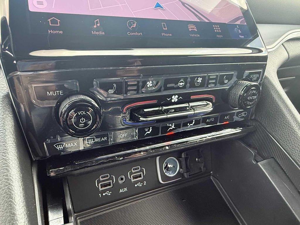 new 2025 Jeep Grand Cherokee car, priced at $45,596