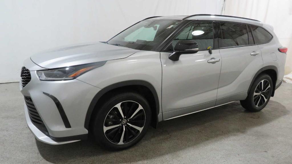 used 2022 Toyota Highlander car, priced at $41,697