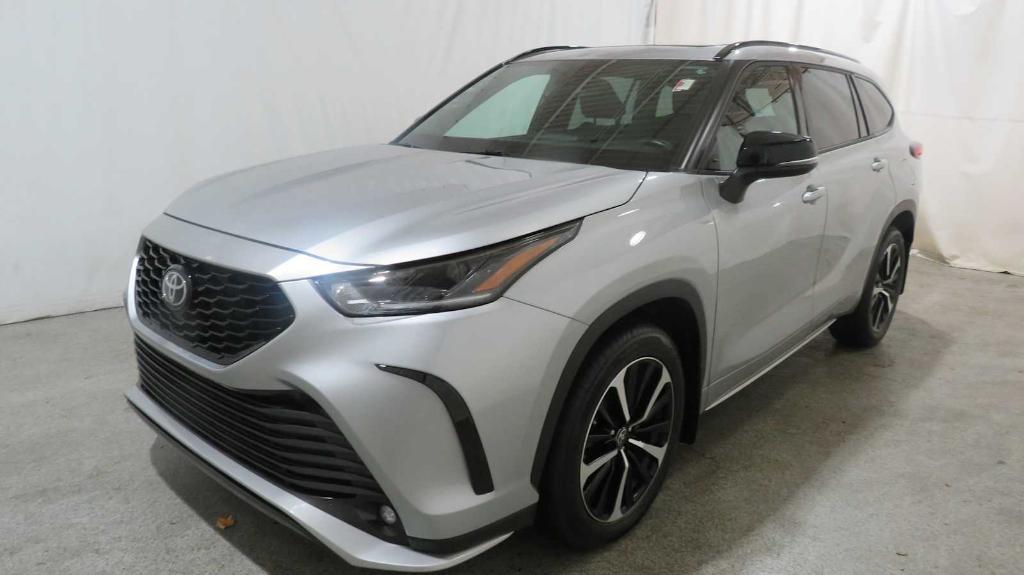 used 2022 Toyota Highlander car, priced at $41,697