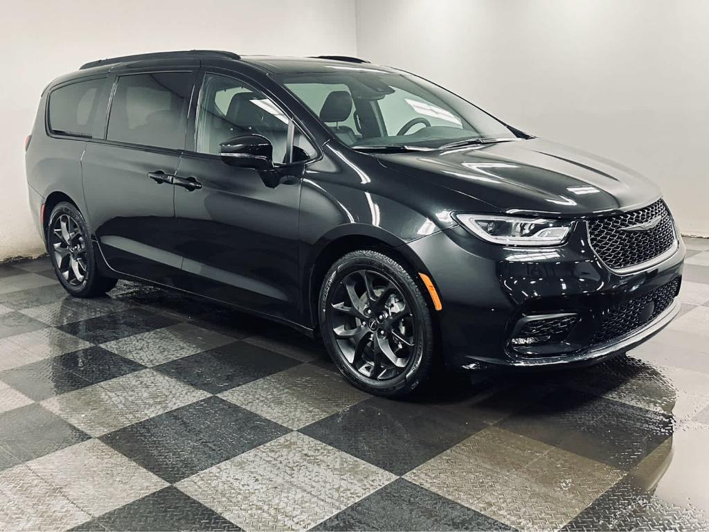 used 2022 Chrysler Pacifica car, priced at $27,577