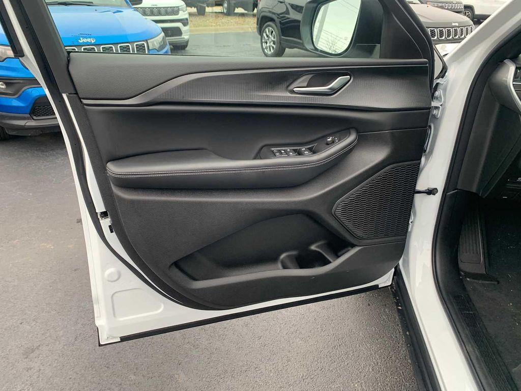 new 2025 Jeep Grand Cherokee L car, priced at $42,036