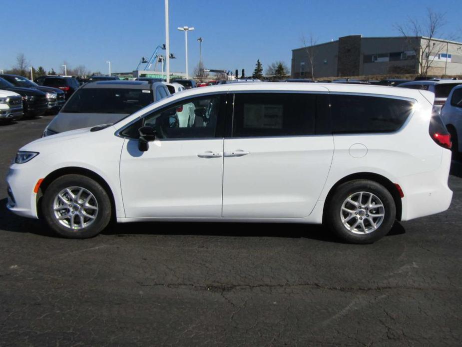 new 2024 Chrysler Pacifica car, priced at $42,040