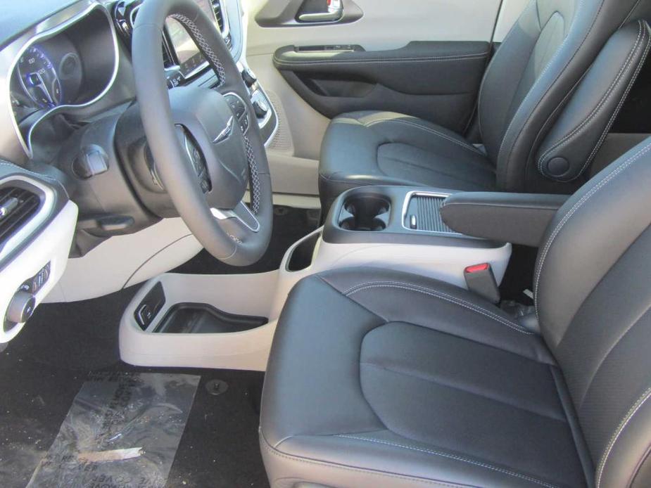 new 2024 Chrysler Pacifica car, priced at $42,040