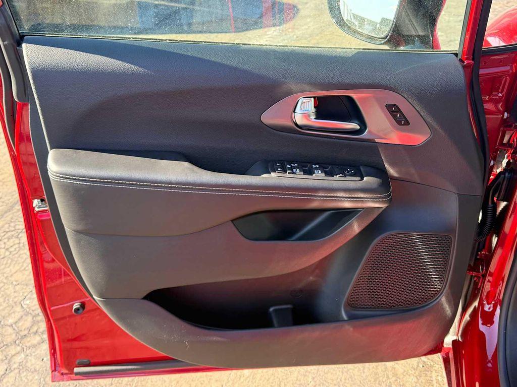 new 2026 Chrysler Pacifica car, priced at $46,437