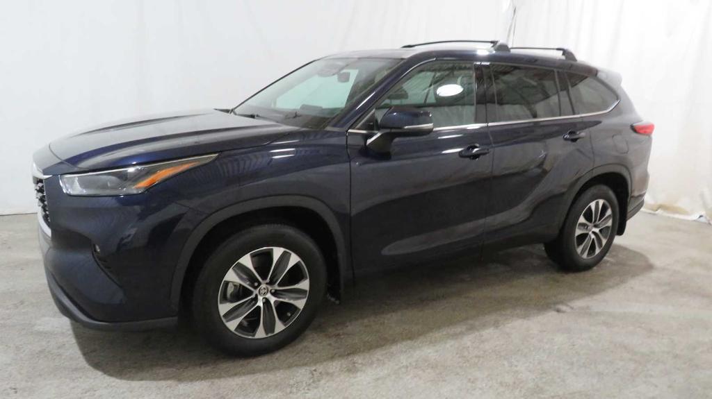 used 2022 Toyota Highlander car, priced at $33,668