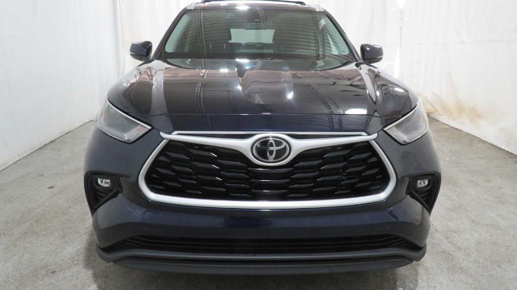 used 2022 Toyota Highlander car, priced at $33,668