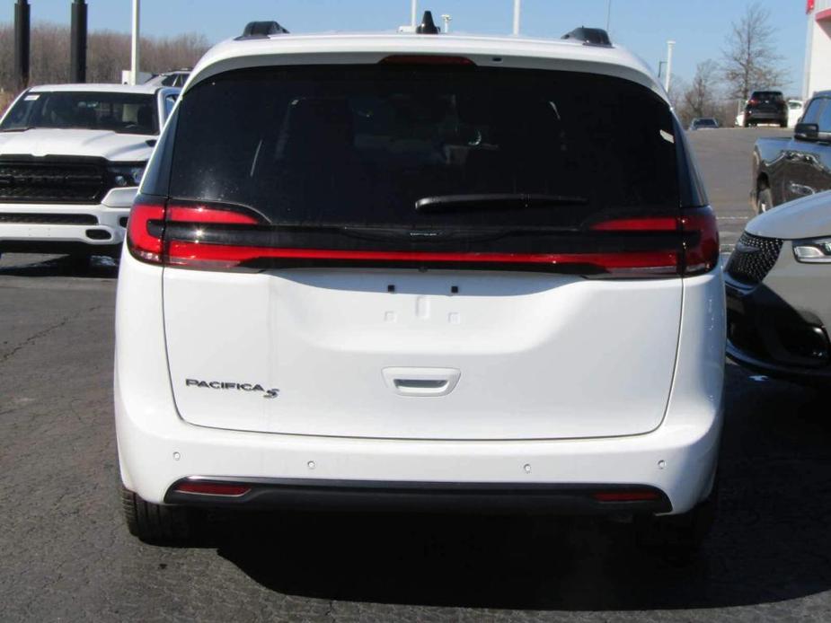 new 2024 Chrysler Pacifica car, priced at $44,586