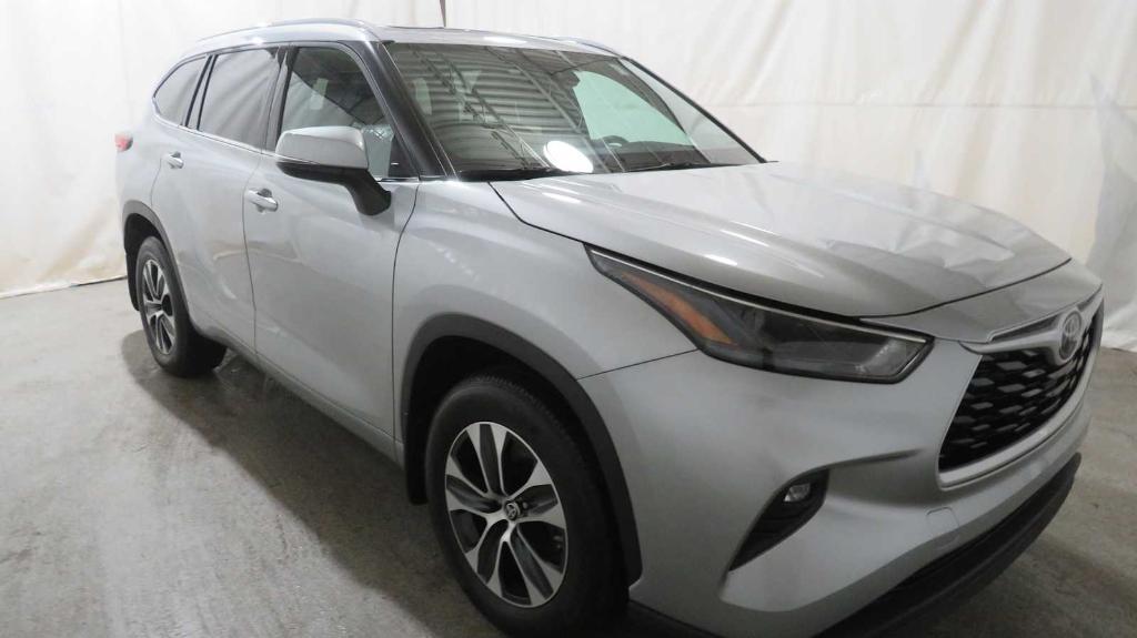 used 2022 Toyota Highlander car, priced at $40,711