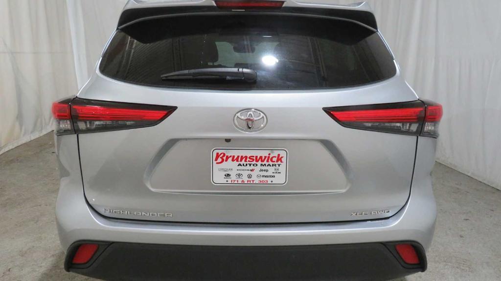 used 2022 Toyota Highlander car, priced at $40,711