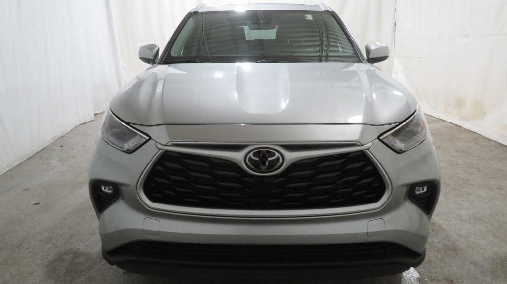 used 2022 Toyota Highlander car, priced at $40,711