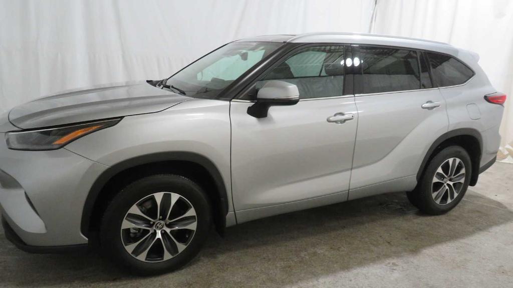 used 2022 Toyota Highlander car, priced at $40,711