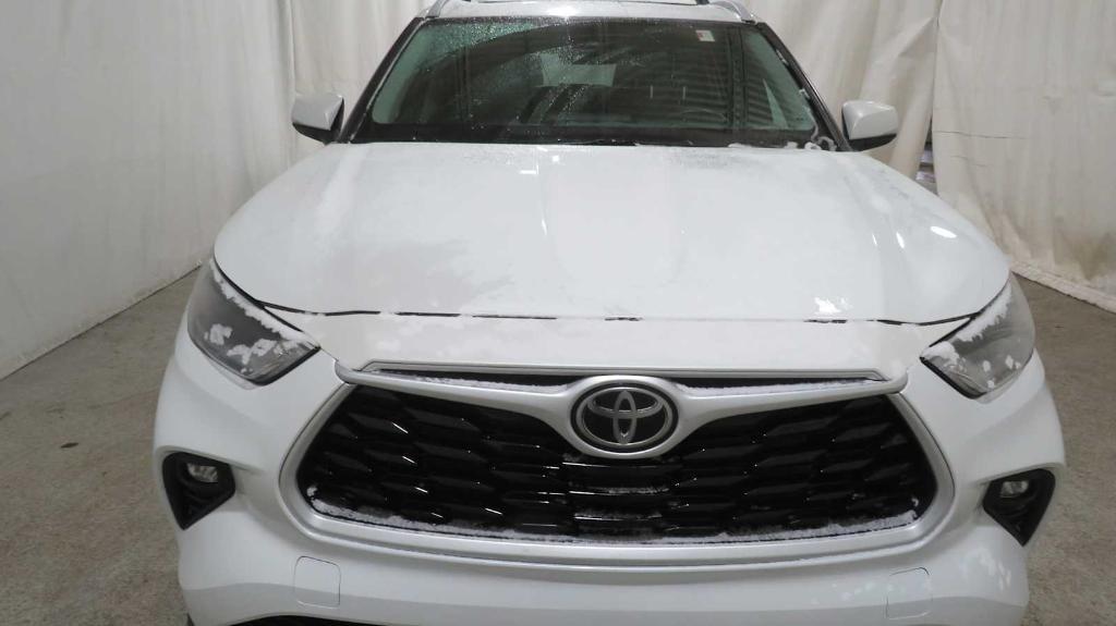 used 2022 Toyota Highlander car, priced at $38,305