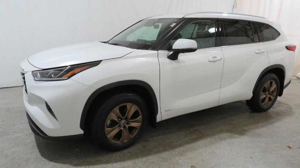 used 2022 Toyota Highlander Hybrid car, priced at $43,150