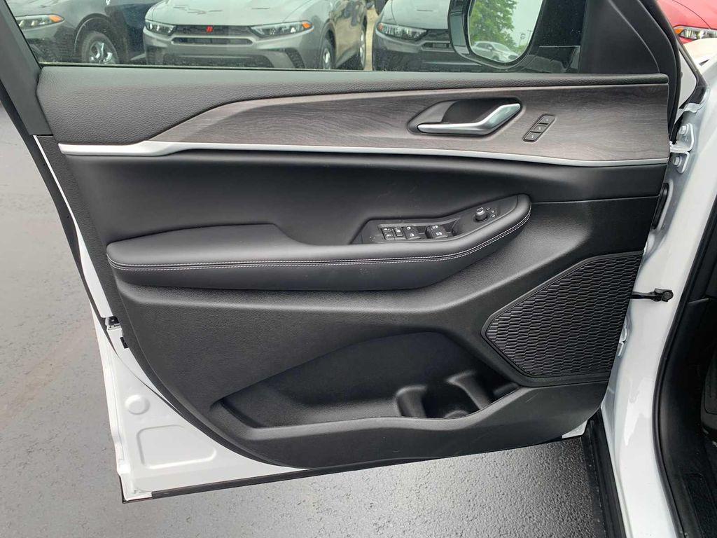 new 2025 Jeep Grand Cherokee car, priced at $42,276