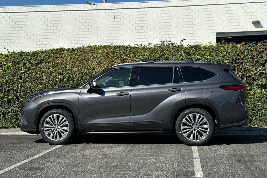 used 2022 Toyota Highlander car, priced at $41,099