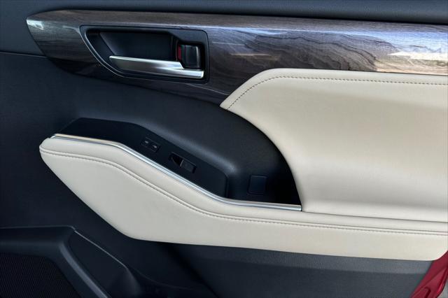 new 2025 Toyota Highlander car, priced at $51,098