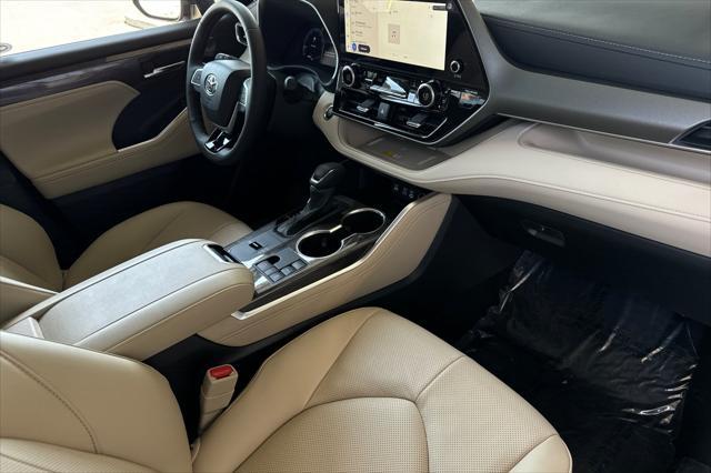 new 2025 Toyota Highlander car, priced at $51,098