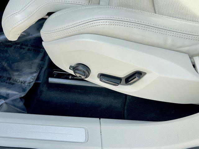 used 2022 Volvo XC60 Recharge Plug-In Hybrid car, priced at $32,000
